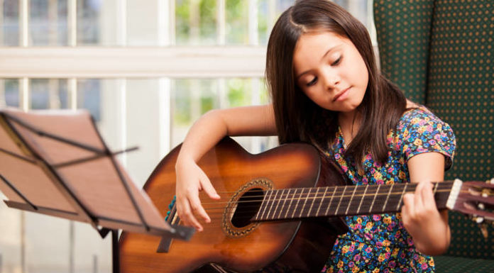 Jak wybrać pierwszą gitarę dla dziecka i kiedy ją kupić