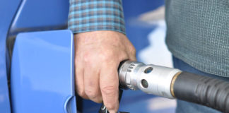 Podatki w paliwie - zobacz, za co płacisz tankując samochód